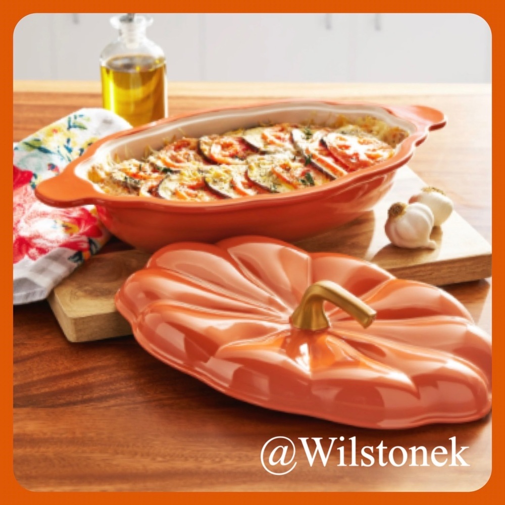 The Pioneer Woman 9 X 13 oval Ceramic Pumpkin baker with Lid - Orange